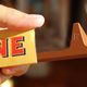 Ilustración para el artículo titulado Toblerone ha cambiado el diseño de sus populares chocolatinas, y sus fans están furiosos